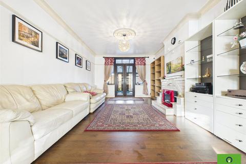 4 bedroom detached house to rent, Eastern Avenue East, Romford RM1