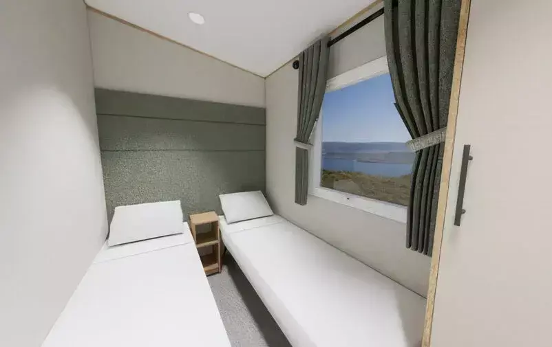 Abi Islay Twin Room 2 Web 1 802x505 F50 50