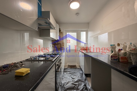 4 bedroom semi-detached house to rent, Tavistock Avenue, Perivale UB6