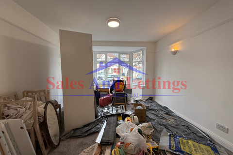 4 bedroom semi-detached house to rent, Tavistock Avenue, Perivale UB6