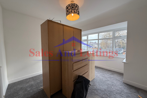 4 bedroom semi-detached house to rent, Tavistock Avenue, Perivale UB6