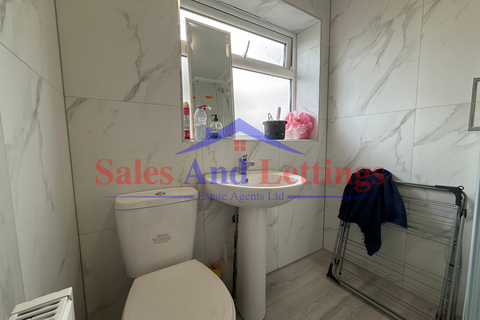 4 bedroom semi-detached house to rent, Tavistock Avenue, Perivale UB6
