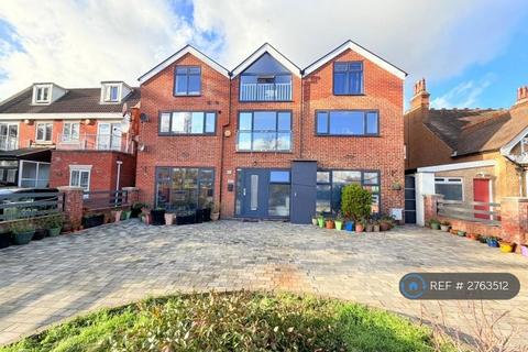 Studio to rent, Cranbrook Road, Ilford, IG6