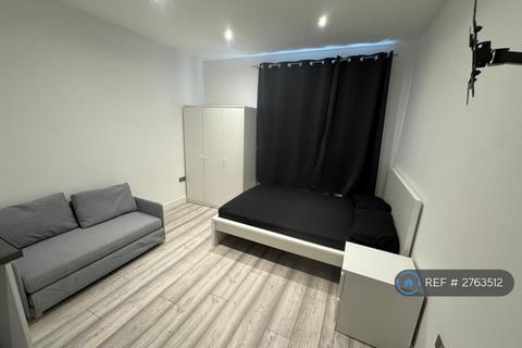 Studio to rent, Cranbrook Road, Ilford, IG6