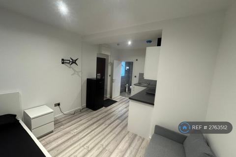 Studio to rent, Cranbrook Road, Ilford, IG6