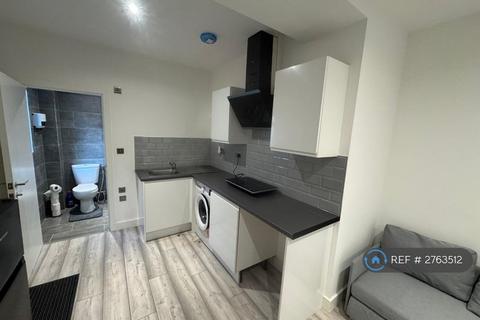 Studio to rent, Cranbrook Road, Ilford, IG6
