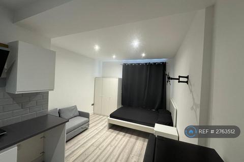Studio to rent, Cranbrook Road, Ilford, IG6
