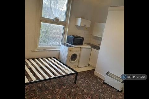 Studio to rent, Holmdale Terrace, London, N15