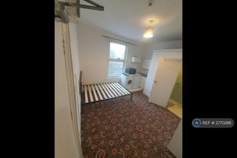Studio to rent, Holmdale Terrace, London, N15