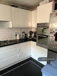 2 bedroom end of terrace house to rent, Sparrow Close, Hampton, TW12