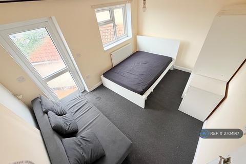 1 bedroom flat to rent, West Park Close, Romford, RM6
