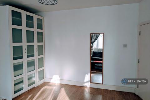 Studio to rent, Ashcombe Park, London, NW2