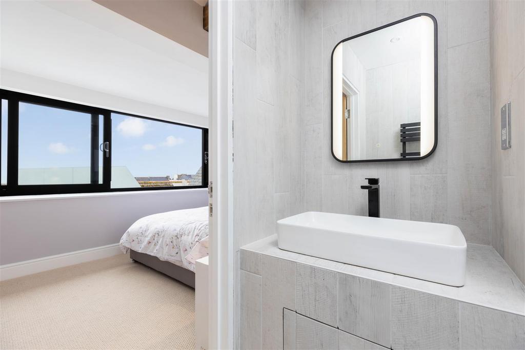 Jack and Jill En-suite
