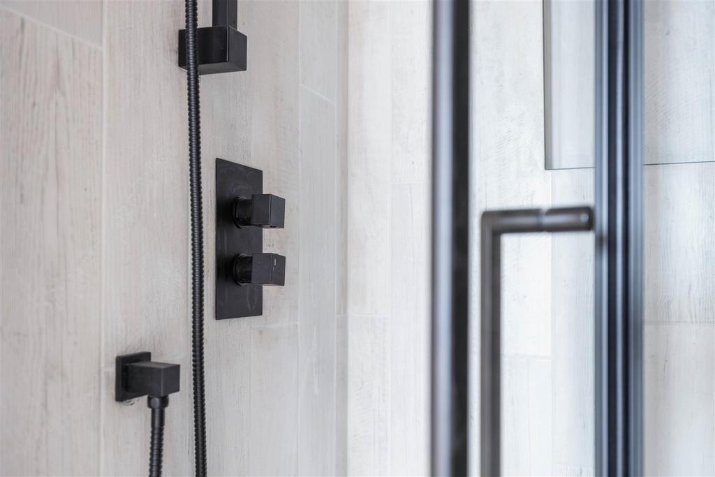 En-suite Shower