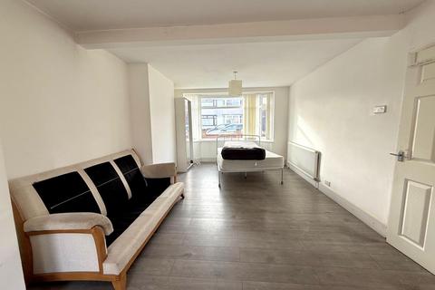 3 bedroom semi-detached house to rent, Westmorland Avenue