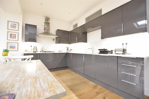4 bedroom terraced house to rent, Lavenham Road, London SW18