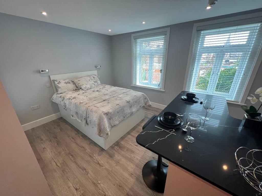 Bright, neatly presented double bedroom with a ...
