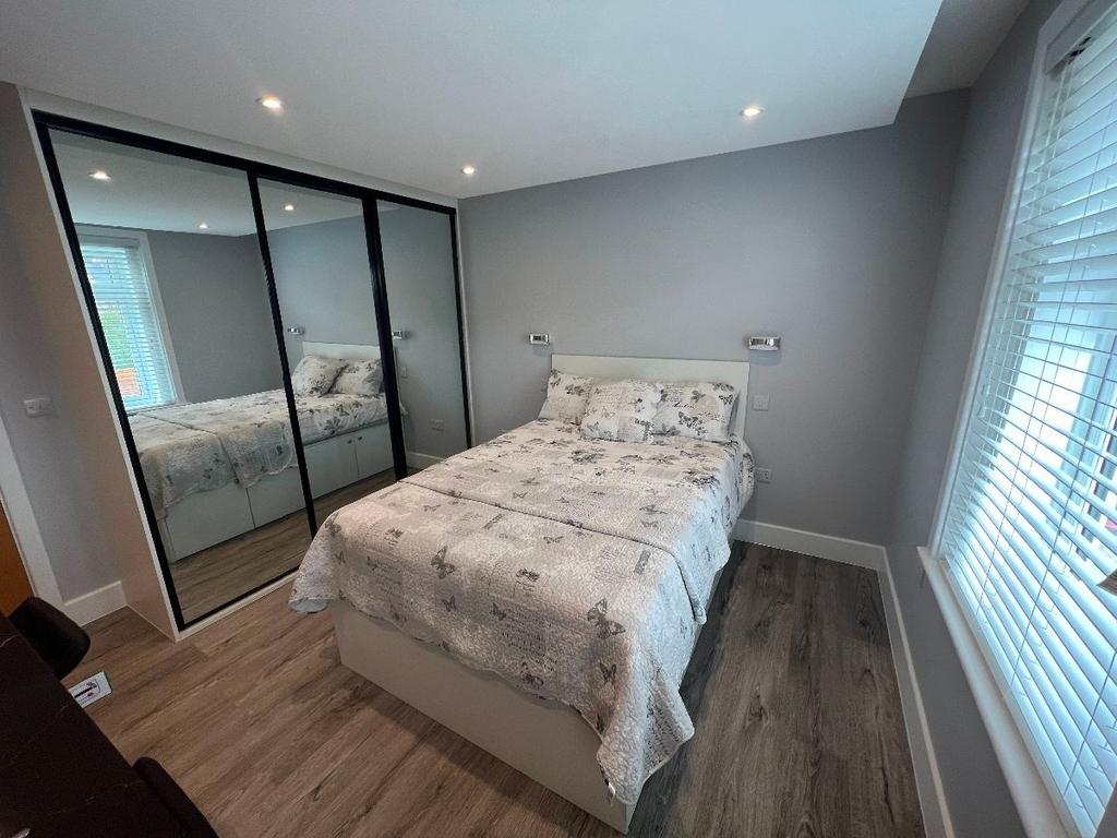 Bright, tidy double bedroom with a comfortable ...