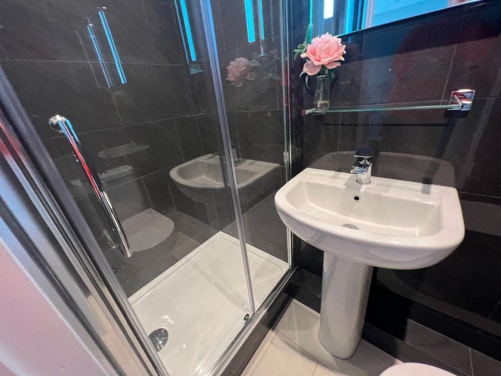 Modern bathroom with a fully enclosed shower cu...