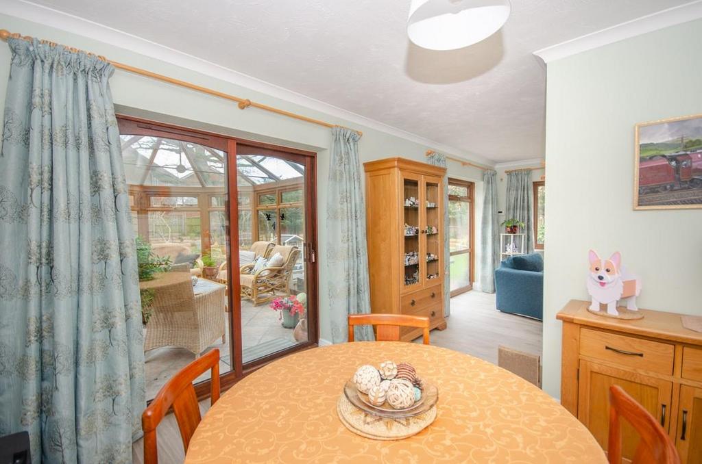 Dining area pic 2.jpg