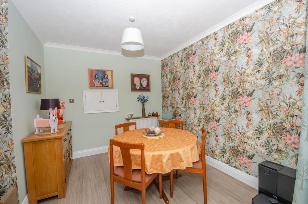Dining area pic 3.jpg