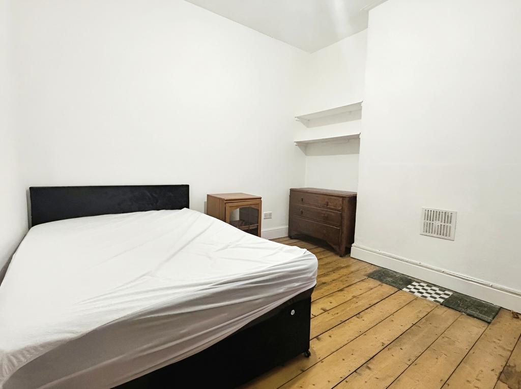 35f6b0a2-Bedroom