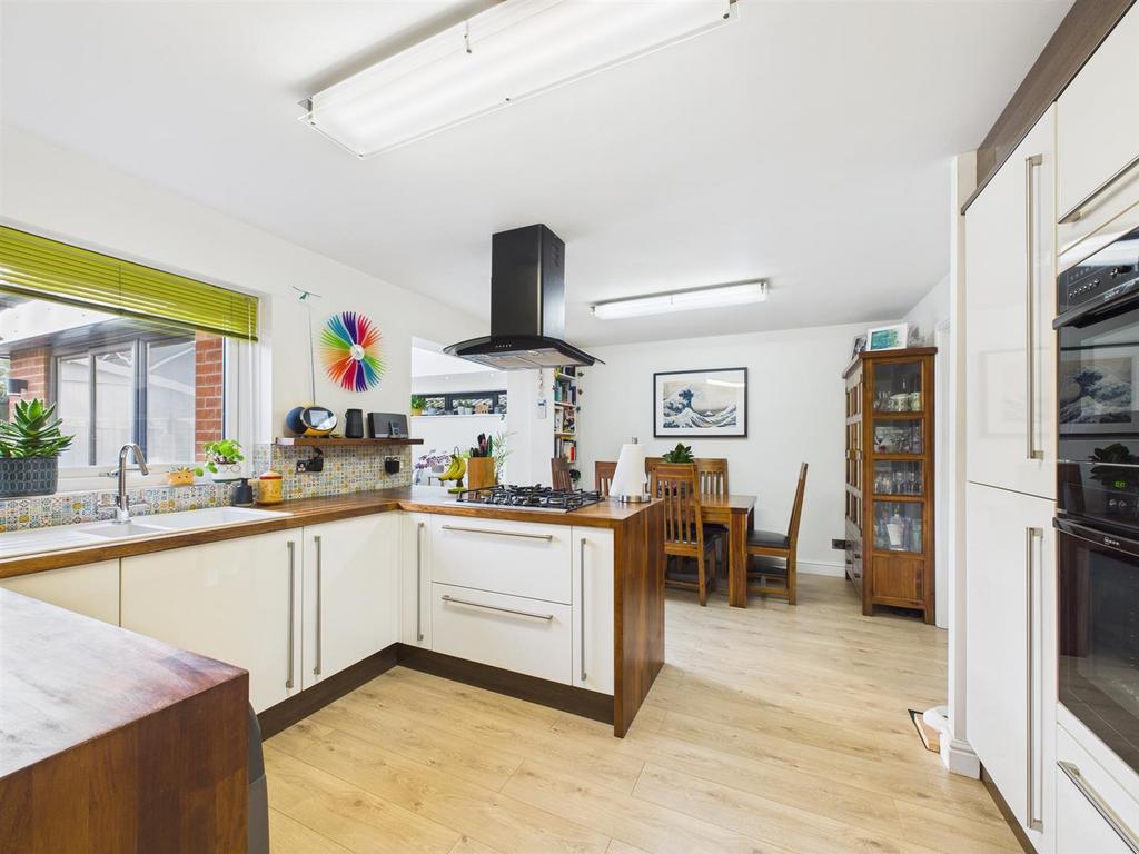 Open plan kitchen/diner: