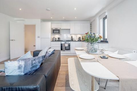2 bedroom flat to rent, South Street, Epsom, KT18