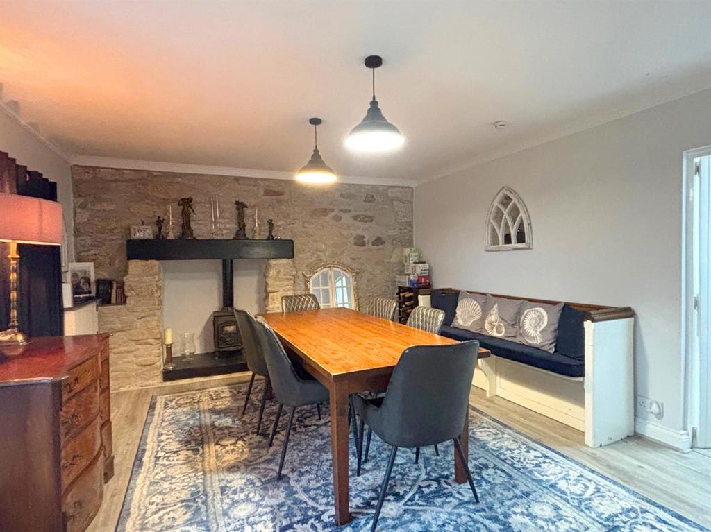 DINING ROOM.jpg