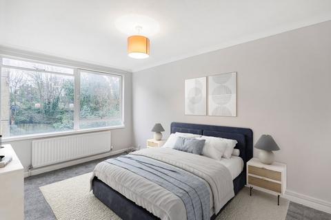 3 bedroom flat for sale, Carlton Drive, London SW15