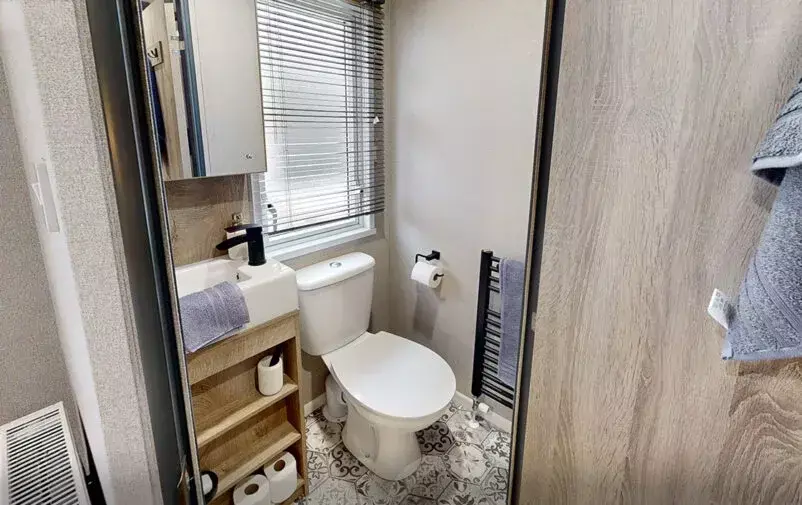 Ensuitewc Web 802x505 F50 50