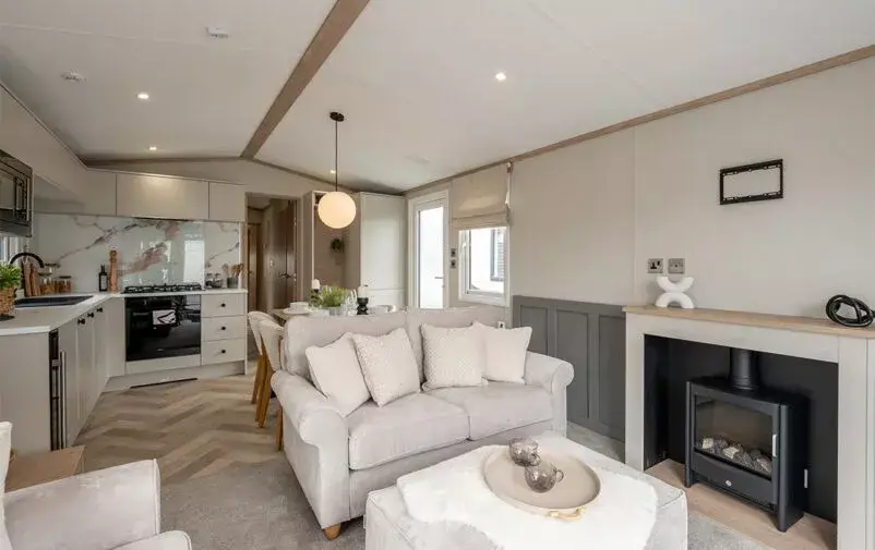 Dmc 200825 Victory 40 Web 1 802x505 F50 50