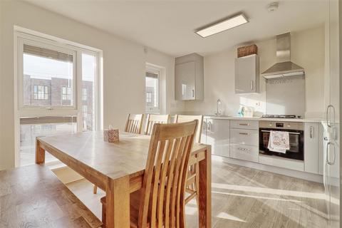 3 bedroom flat to rent, Falmouth Avenue, Cambridge
