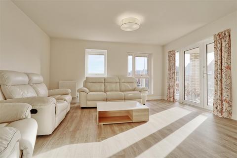 3 bedroom flat to rent, Falmouth Avenue, Cambridge