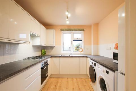 2 bedroom terraced house to rent, Hulatt Road, Cambridge CB1