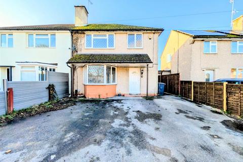 4 bedroom semi-detached house to rent, The Greenway, Cippenham