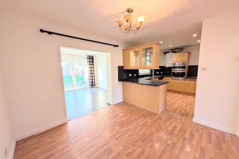 4 bedroom semi-detached house to rent, The Greenway, Cippenham
