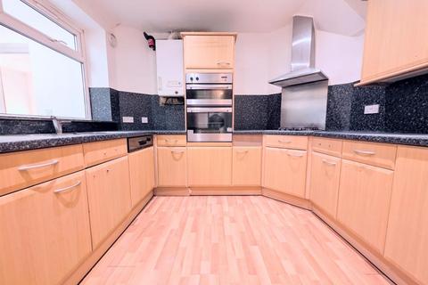 4 bedroom semi-detached house to rent, The Greenway, Cippenham