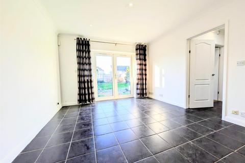 4 bedroom semi-detached house to rent, The Greenway, Cippenham