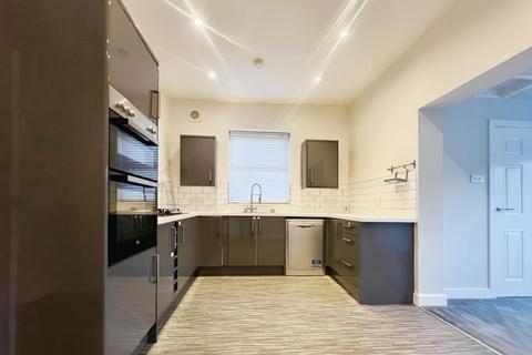 2 bedroom end of terrace house to rent, Brideoake Street, Leigh