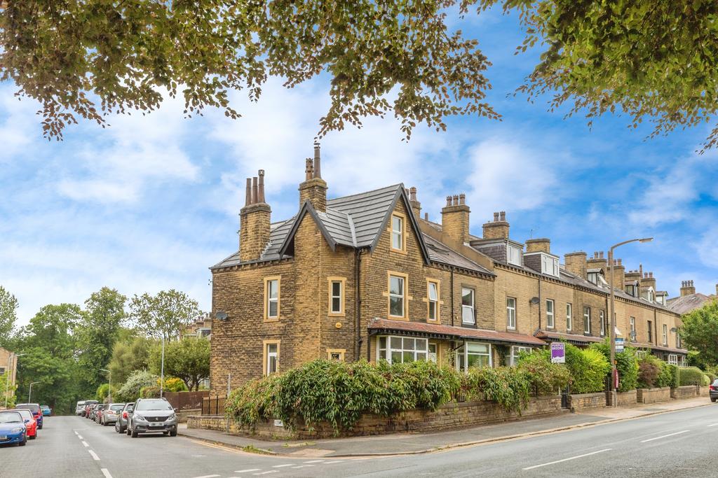 Park Road, Bingley, BD16 4 bed end of terrace house for sale - £415,000