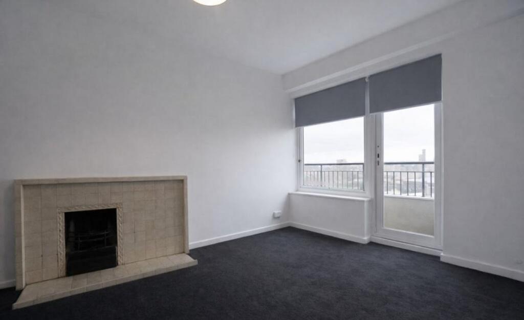 Spacious three-bedroom flat situated on Lordship