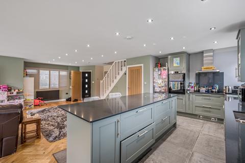 4 bedroom end of terrace house for sale, Ryelands Close, Caterham, CR3