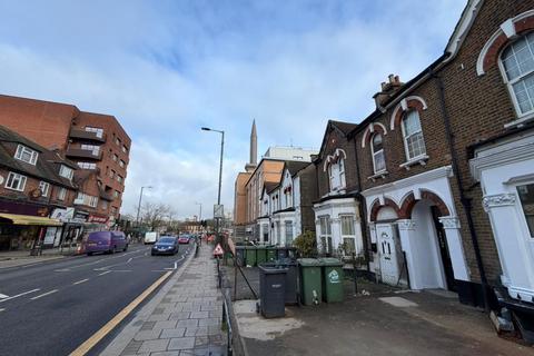 Studio to rent, Station Road, Harrow HA1