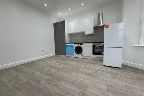 Studio to rent, Station Road, Harrow HA1
