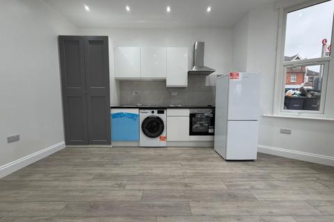 Studio to rent, Station Road, Harrow HA1