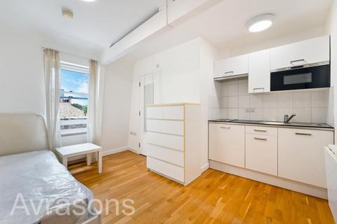 Studio to rent, Brixton Road, Oval