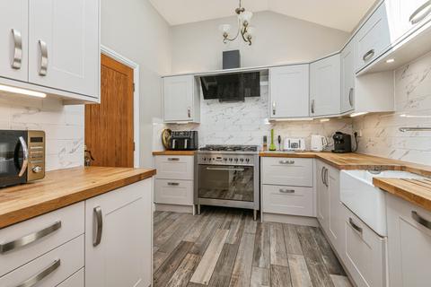 4 bedroom end of terrace house for sale, Magdale, Holmfirth, HD9