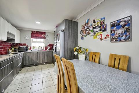 3 bedroom terraced house for sale, Fell Grove, Huddersfield, HD2