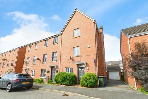 4 bedroom end of terrace house for sale, Tangmere Avenue, Heywood, OL10